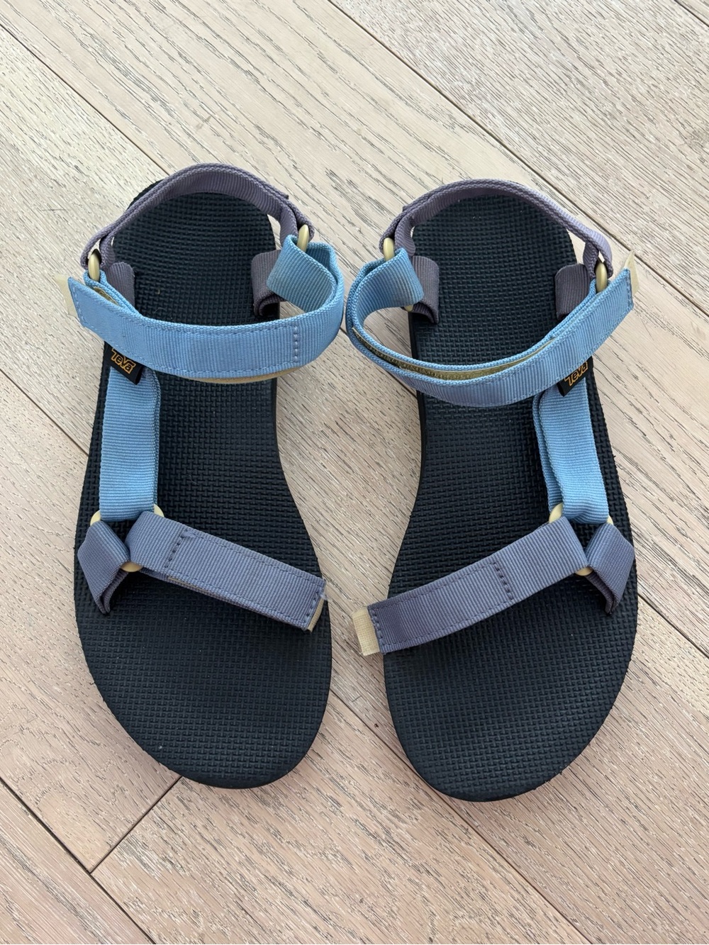 Like New Original Universal Tevas